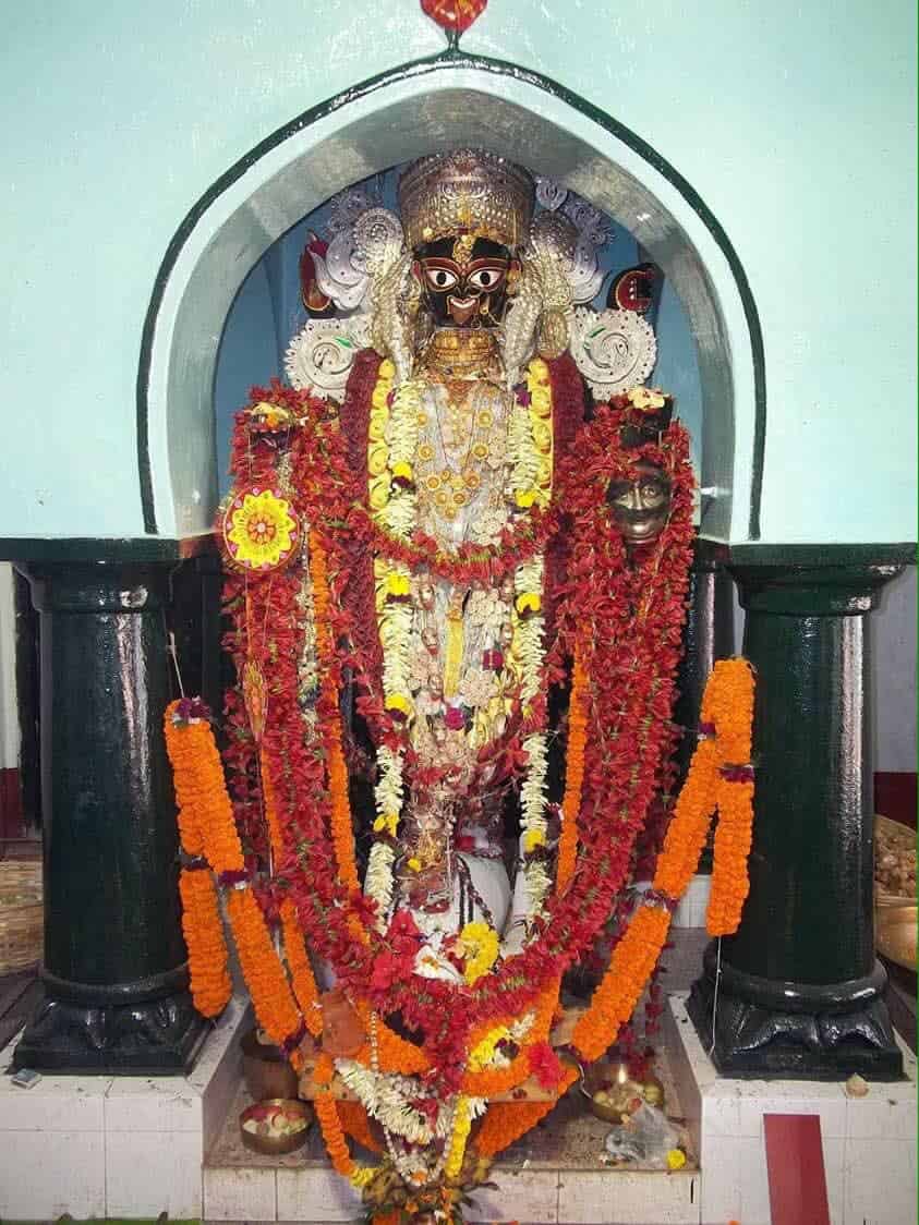 পারিবারিক রীতি অনুযায়ী বংশের বড় বউ দেবীর কাঠামোতে প্রথম মাটি দিয়ে শুরু করেন পুজোর। 