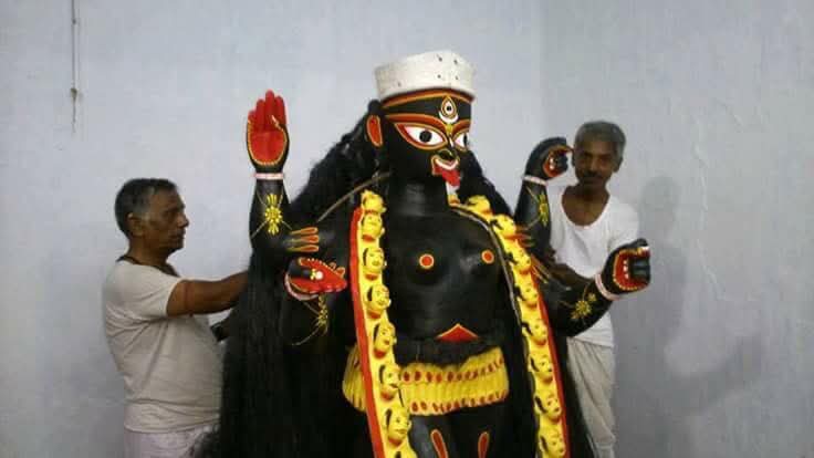 বিজয়া দশমীতে শহরবাসীর মনে যেখানে বিষাদের সুর। সেখান থেকেই হয় চাঁদুনী দেবীর আগমনের সূচনা। শুরু হয়ে যায় মূর্তি গড়ার কাজ। 