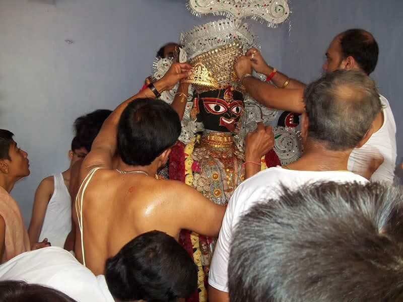 ডাকের সাজে সাজিয়ে তোলা হয় দেবীকে।  কালীপুজোর আগের দিন জবাকুসুম তেল দিয়ে নাকি দেবীর কেশসজ্জা করে থাকেন বাড়ির ছেলেরা। 