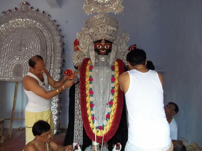 পরানো হয় মোমের দুটি মালা। গাত্রে থাকে সোনার রতনচূর, হাতপদ্ম, কোমরবন্ধনী, বাজুবন্ধ, পুষ্পহার, সীতাহার এবং দেবীর বুকে থাকে সোনার প্রজাপতি।  