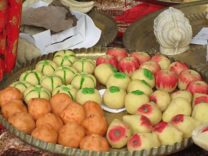  ক্ষীরের মিষ্টি দিয়ে মিষ্টি মুখ করে দেবীকে নিয়ে যাওয়া হয় চাঁদুনী থেকে পুজোর মন্দিরে। পথে গরমে যাতে তিনি কষ্ট না পান, তার জন্য থাকে রুপোর হাত পাখা, রুপোর ছাতা এবং ঠান্ডা জল। 