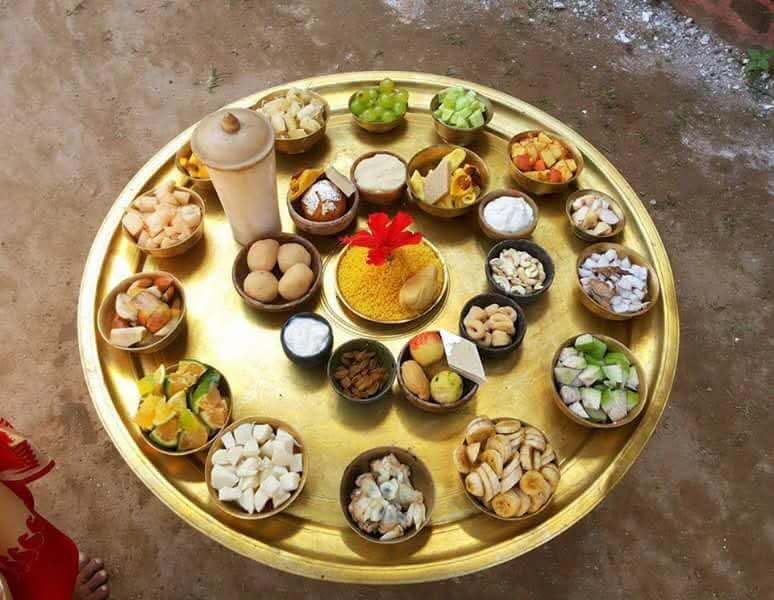 দেবীর ভোগে থাকে নিরামিষ আহার। আট রকমের ভাজা, পোলাও, খিচুড়ি, সাদা ভাত, চাটনি, পায়েস, মিষ্টি নিবেদন করা হয় দেবীকে। কলার বড়া আর চালতার টক নাকি দেবীর বিশেষ প্রিয়!  (এই প্রতিবেদনটি ‘আনন্দ উৎসব’ ফিচারের একটি অংশ)।