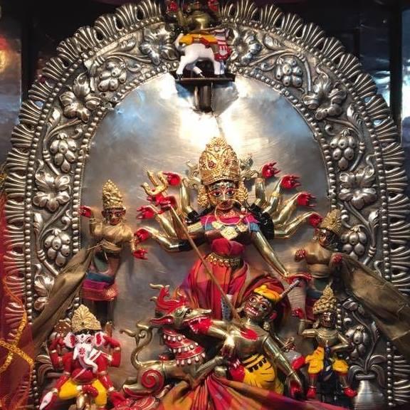 ঢাকেশ্বরী মন্দির: ঢাকার ঢাকেশ্বরী মন্দিরও একটি প্রাচীন মন্দির। যদিও এটি মূলত দুর্গাপুজোর জন্য পরিচিত। তবে কালীপুজোতেও এখানে বিশেষ আরাধনা হয়। এটি বাংলাদেশের অন্যতম গুরুত্বপূর্ণ মন্দির।  