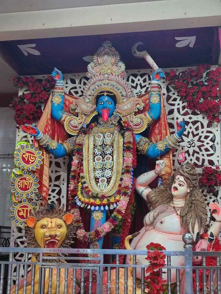 ৫০০ বছরের পুরনো ঐতিহ্য - মুন্সিগঞ্জ: মুন্সিগঞ্জের শেখর নগরে একটি ঐতিহ্যবাহী পুজো হয়। এটি শ্রী শ্রী রক্ষাকালী পুজো নামে পরিচিত। এর বয়স প্রায় ৫৩০ বছর বলে জানা যায়। 