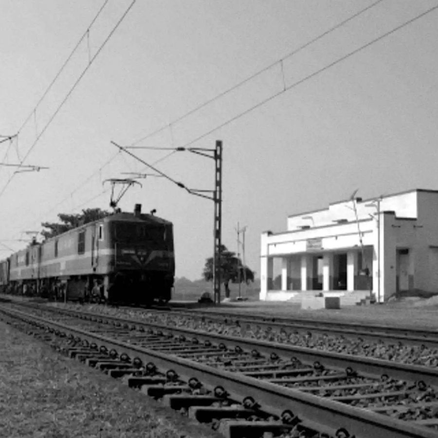 সেই ভয়েই নাকি এক সময়ের স্টেশন মাস্টার রাতারাতি সব ছেড়ে চলে গেলেন, বন্ধ হয়ে গেল জমজমাট রেলের কাজ। 