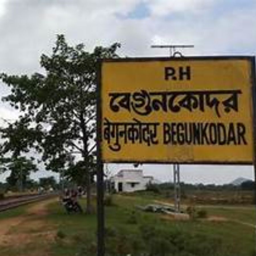 আসলে ১৯৬০ সালে তৈরি হওয়া এই স্টেশনের ‘ভুতুড়ে’ তকমা পাওয়ার পিছনে ছিল স্থানীয় যুবকদের উৎপাত আর এক স্টেশন মাস্টারের ক্ষোভের গল্প। 