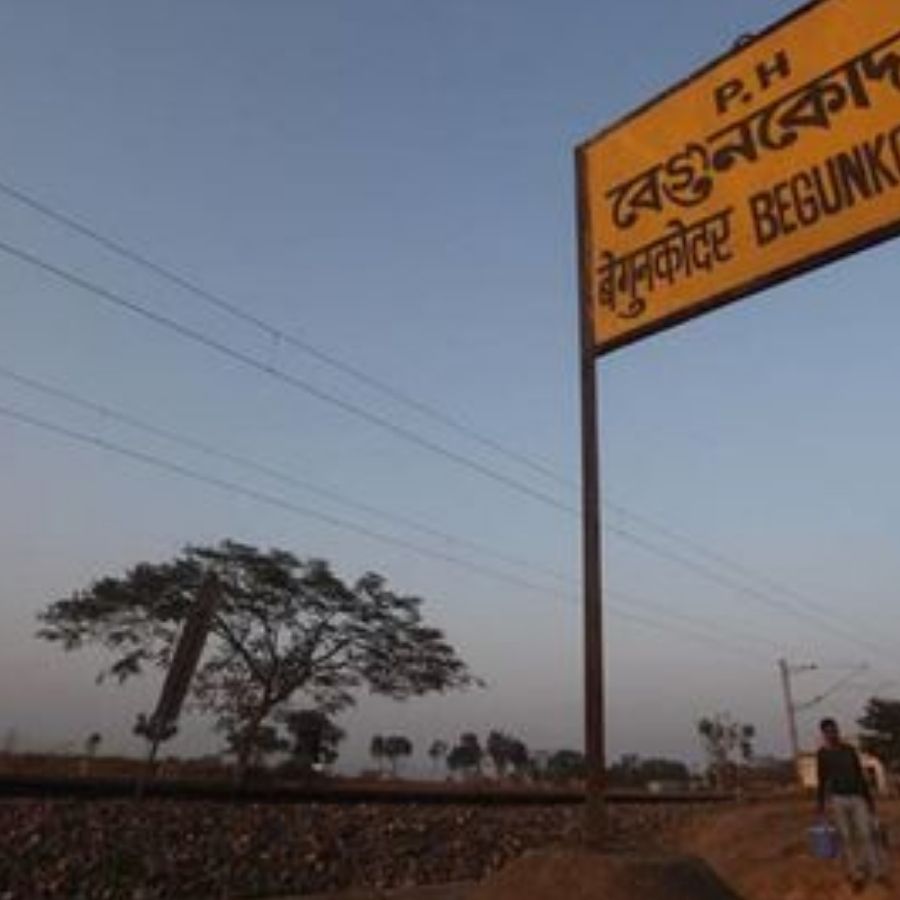 বদলি মঞ্জুর না হওয়ায় ভূতের গল্প ফাঁদলেন। ব্যস! রটনা দ্রুত ছড়াল। 
