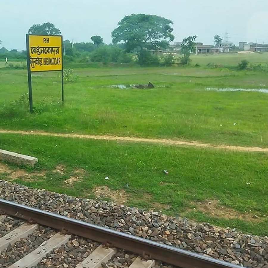 বহু বছর বন্ধ থাকার পরে স্থানীয়দের চেষ্টায় ২০০৭ সালে ফের চালু হয় দক্ষিণ-পূর্ব রেলের রাঁচি ডিভিশনের অন্তর্গত এই স্টেশনটি। তবে শর্ত ছিল, দিনেই থামবে ট্রেন।