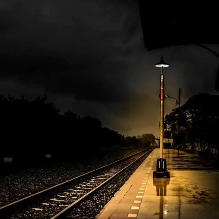 বামনিয়া গ্রামের কাছে হলেও বেগুনকোদর মৌজার নামেই পরিচিত এই স্টেশন। যা আপাতত ব্যস্ততার নতুন ঠিকানা হয়ে উঠেছে।