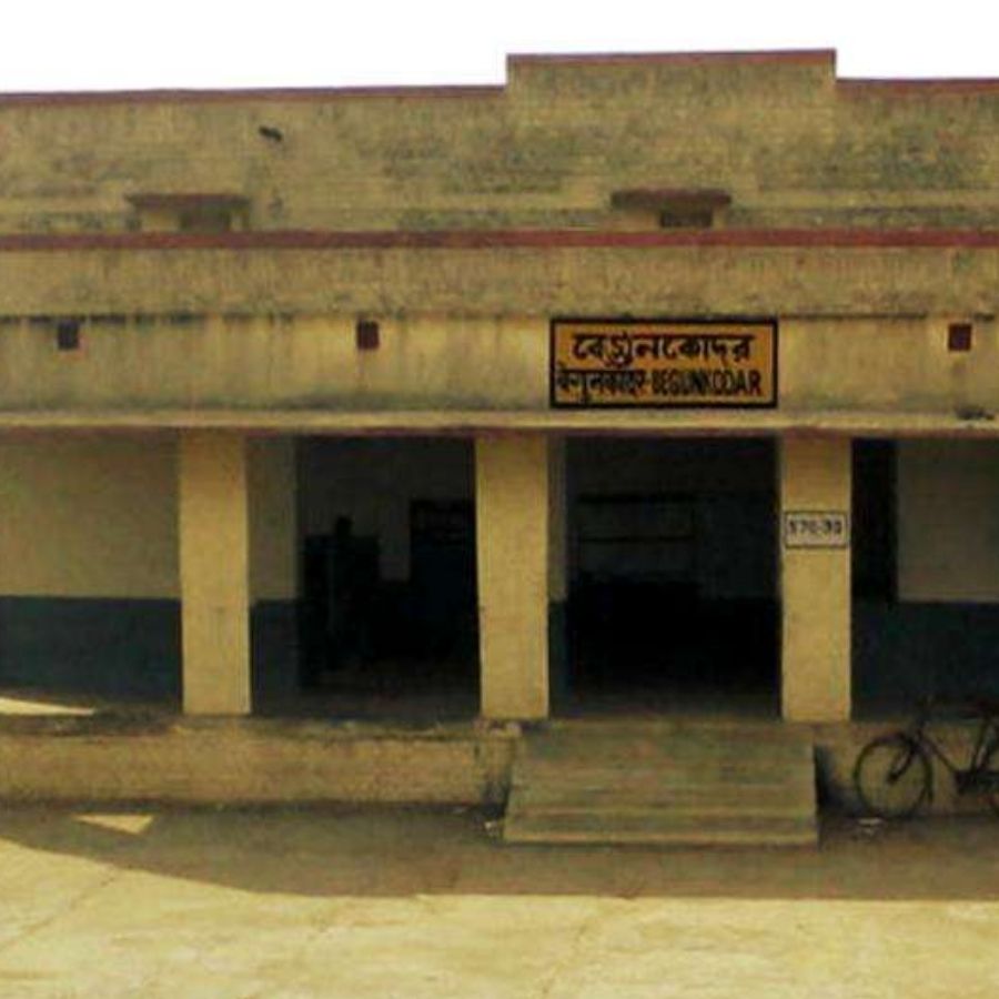 কালীপুজোর আগে এক বার ভূতচতুর্দশীর ভরা মরসুমে ঘুরে আসা যেতেই পারে এই গল্পে ভরা পুরনো স্টেশন থেকে! (এই প্রতিবেদনটি ‘আনন্দ উৎসব’ ফিচারের একটি অংশ)।