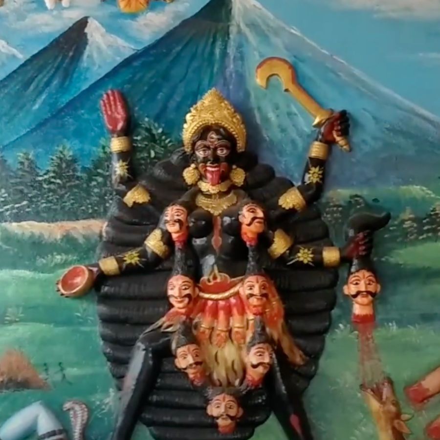 বাঁকুড়ার গন্ধেশ্বরী নদীর তীরবর্তী এলাকায় রয়েছে লখাতোরা শ্মশান কালীর এই মন্দিরটি।