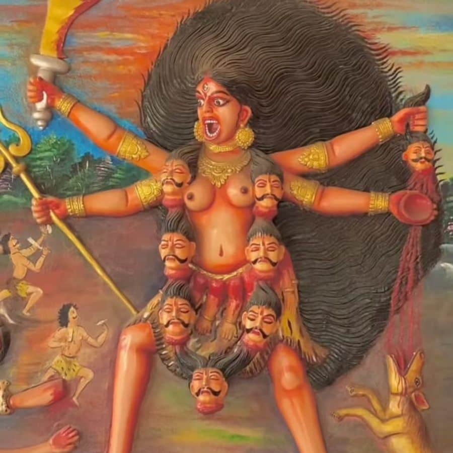 মন্দিরের গর্ভগৃহে বিরাজ করছেন আদি মা কালী।