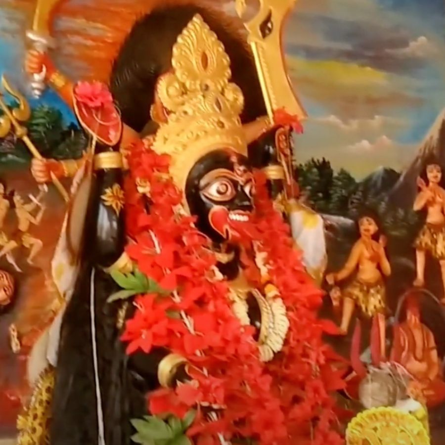 মন্দির চত্বরের এক অংশে রয়েছে দেবী মন্দির, সেখানে দেবী পূজিত হন মা ভবতারিণী রূপে। 