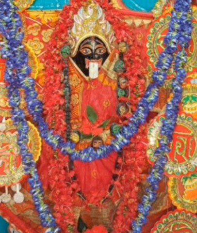 এখানে দেবীমূর্তি খোদাই করা দেওয়াল অর্থাৎ কাঁথে। আর সেই কারণেই এখানে দেবী ‘কাঁথকালী’।  