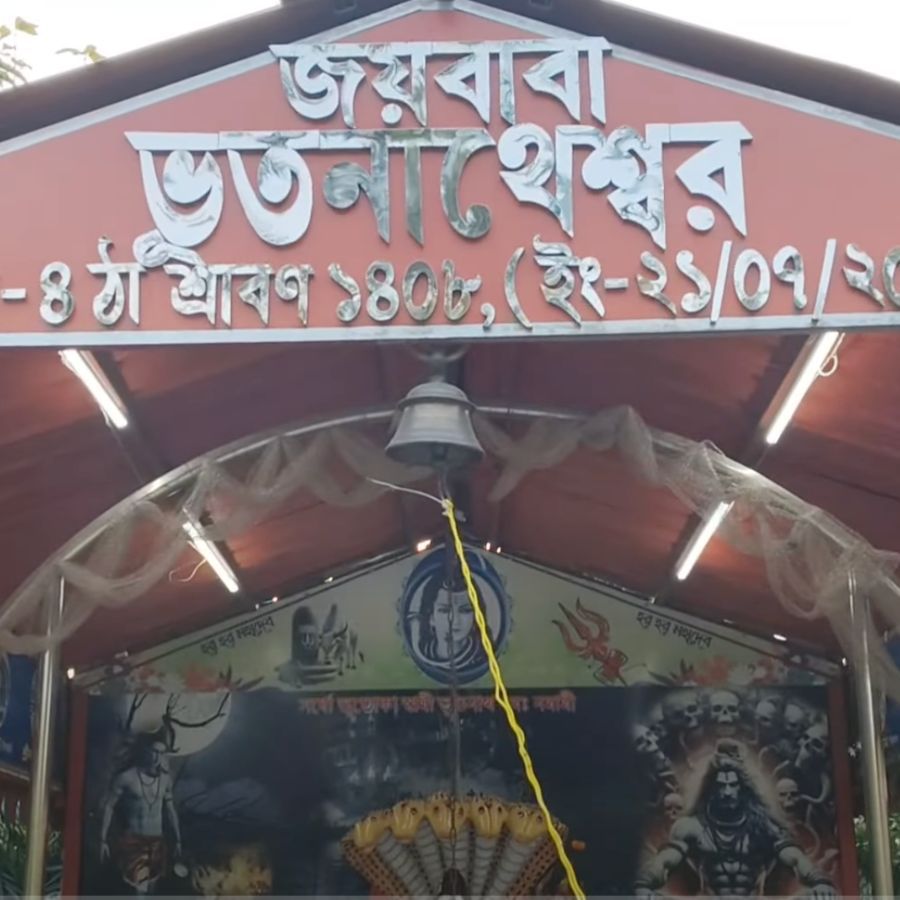 মন্দির চত্বরের অন্য প্রান্তে রয়েছে শ্মশান। 