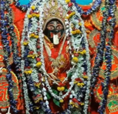 কথিত, কোনও এক কালে এই মাটির দেওয়ালেই এক সাধু শুরু করেন কাঁথকালীর পুজো। 