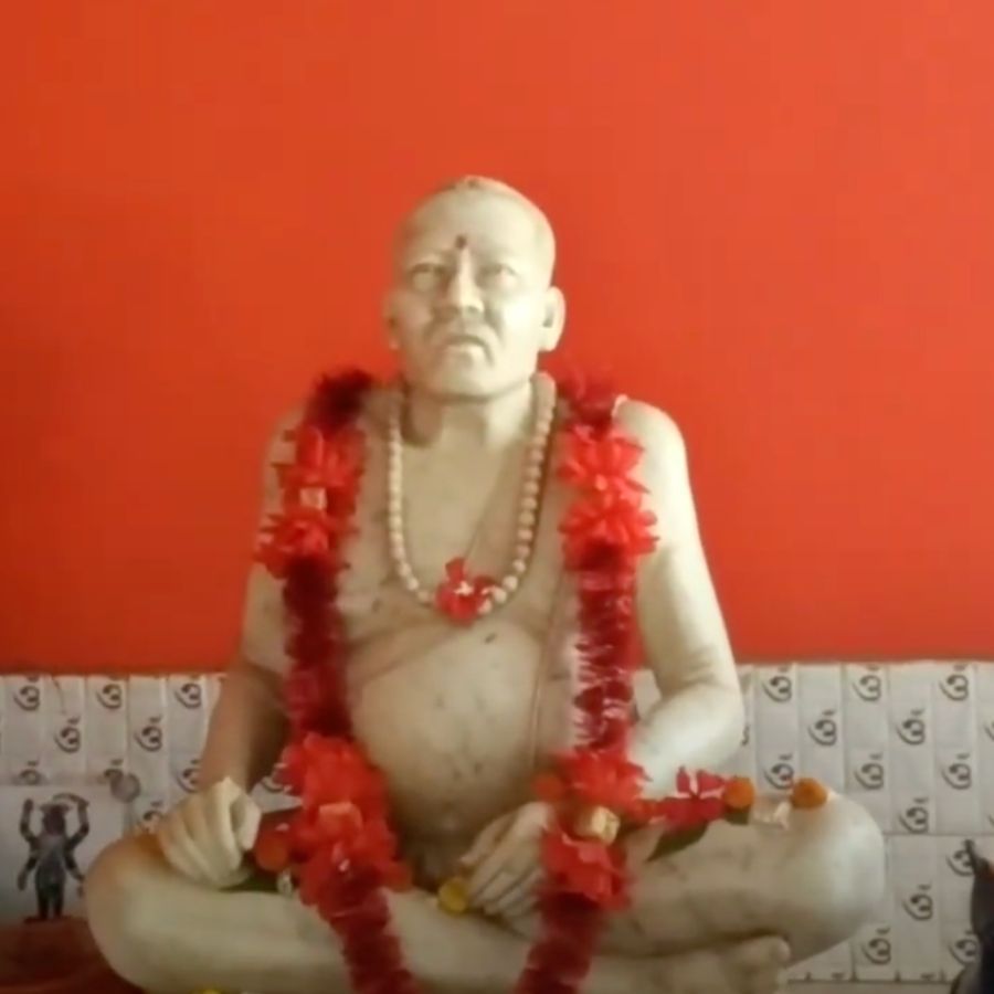 সেই আদি মায়ের পাশেই রয়েছে আর এক মহাতীর্থের ছায়া— শ্বেত পাথরের বামাক্ষ্যাপার মূর্তি। যেন তারাপীঠের মহাযোগী তার মায়ের পাশে এসে বসেছেন। 