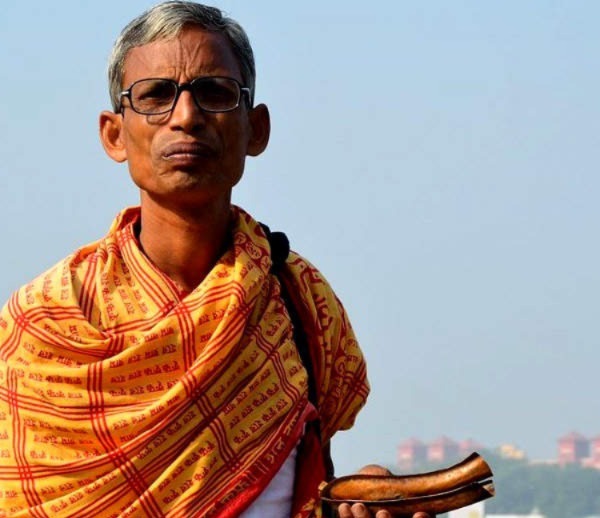  পরে অবশ্য এই দায়িত্ব হাত বদল হয়ে এসেছে এলাকার স্থানীয় কমিটির কাছে।  