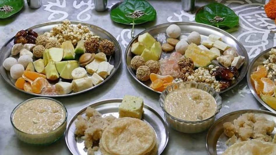 দেবীর ভোগেও রয়েছে এলাহি ব্যাপার। প্রায় দুই কুইন্টালের উপর ভোগ নিবেদন করা হয় তাঁকে। 