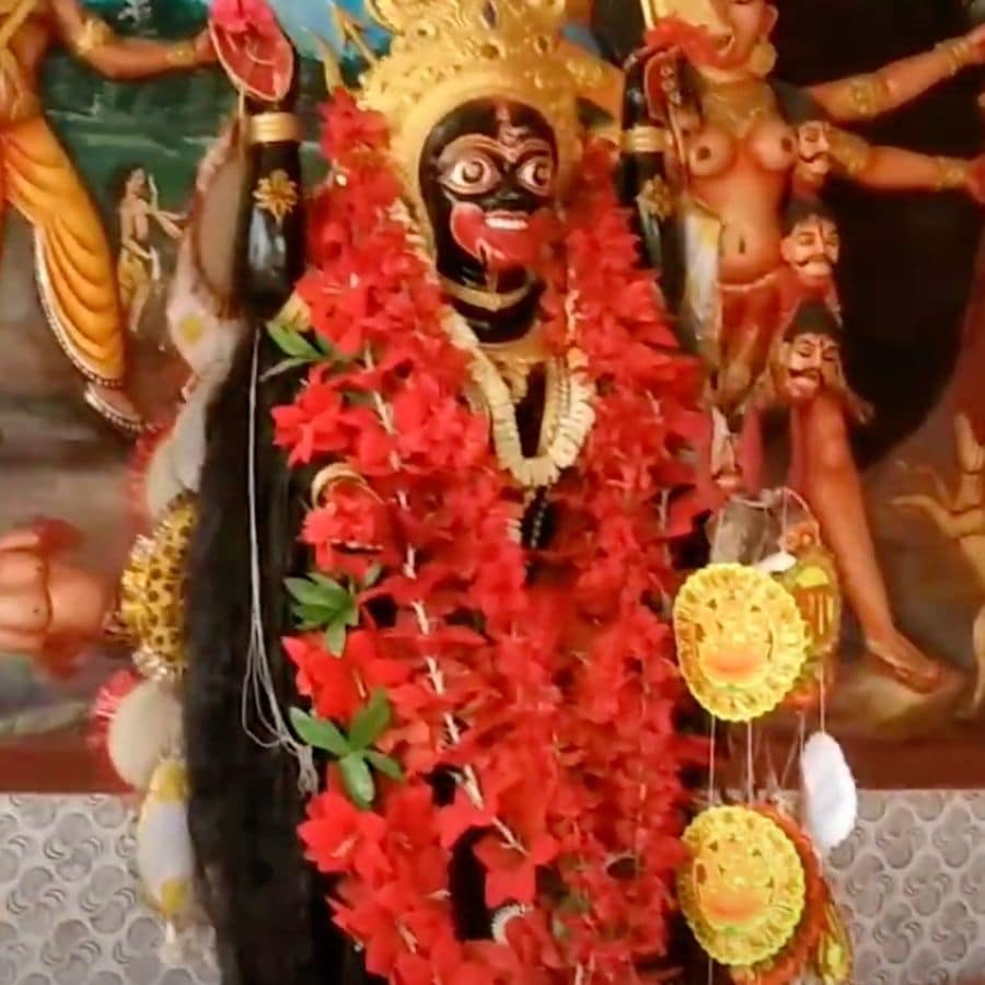 সব মিলিয়ে, লখাতোরা মন্দিরে এলে কেবল দেবীর নানান রূপের দর্শন হয় না, শ্মশানকালীর পাশে মা যেন হয়ে ওঠেন ভবতারিণী, তারাপীঠের যোগী বামদেবের পাশে এসে দাঁড়ান স্বয়ং মা। আসন্ন কালীপুজোর আগে সপরিবারে ঘুরে আসতে পারেন এই সুন্দর, শান্ত, সবুজে ঢাকা শ্মশান কালীর মন্দির থেকে।    (এই প্রতিবেদনটি ‘আনন্দ উৎসব’ ফিচারের একটি অংশ।)