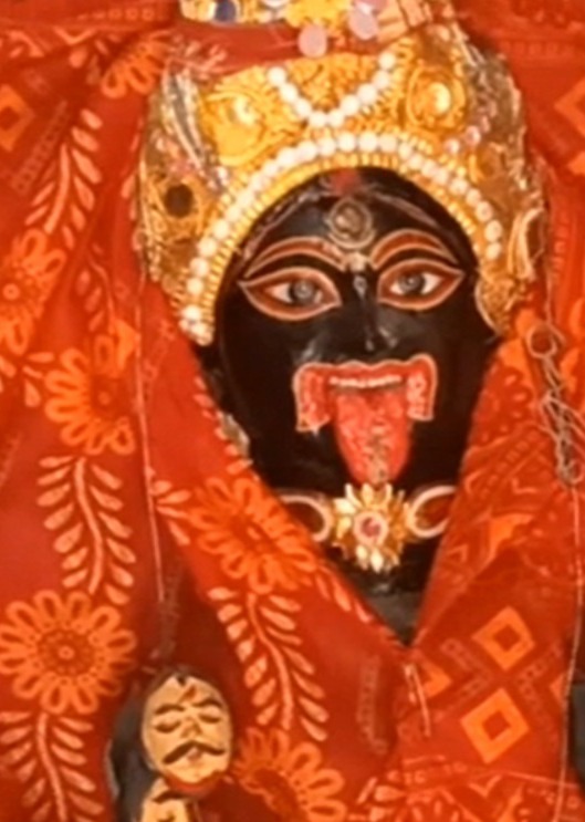 ঢাক-ঢোলের বাদ্যির তালে মেতে ওঠে গোটা শহর।  (এই প্রতিবেদনটি ‘আনন্দ উৎসব’ ফিচারের একটি অংশ)।