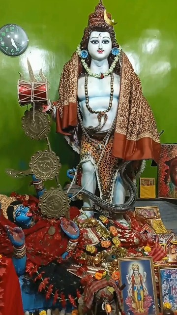  হ্যাঁ, এমন উলটপুরাণ রয়েছে মধ্যমগ্রামে। বলা হয়, এমন শিব ও কালীর এমন মূর্তির নজির নাকি এক মাত্র এই বাংলাতেই।