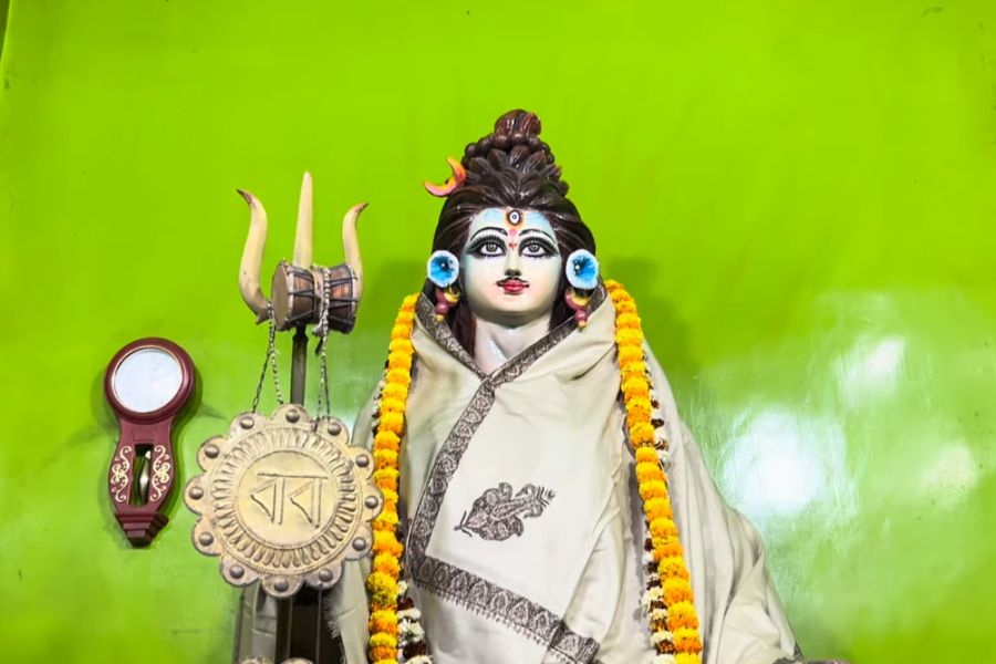 দেবী দক্ষিণা কালীর উপর পা রেখে দাঁড়িয়ে চতুর্ভুজা, নীলবর্ণা শিব। 