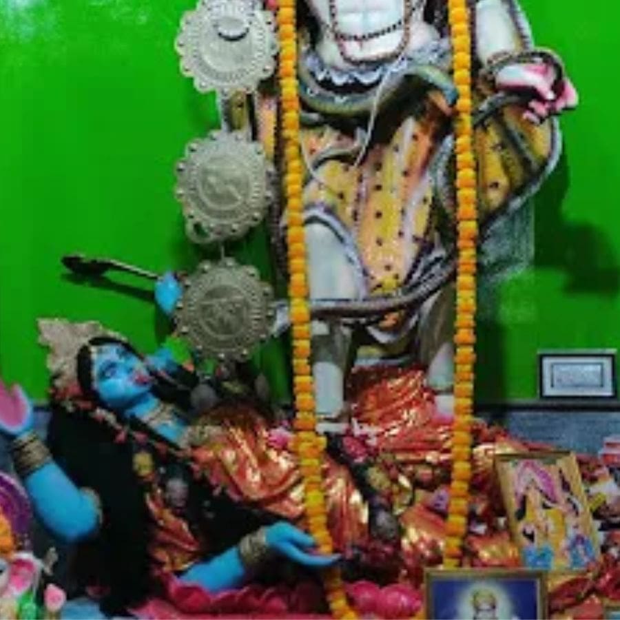 তখন থেকেই শুরু পুজোর। প্রথমে ওই ক্যালেন্ডারেই পুজো হলেও পরে তৈরি হয় পূর্ণাঙ্গ মূর্তি। 