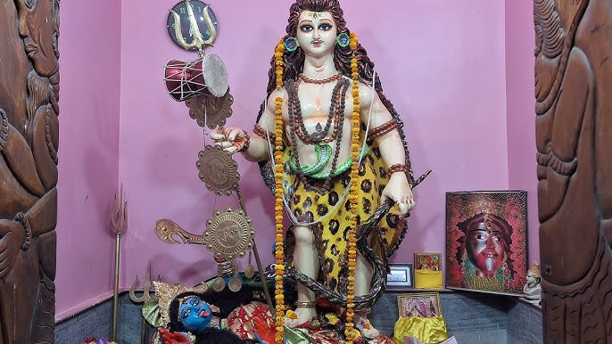  তথ্য থেকে জানা যায়, এমন ব্যতিক্রমী মূর্তি ভারতের তিন জায়গায় রয়েছে। 