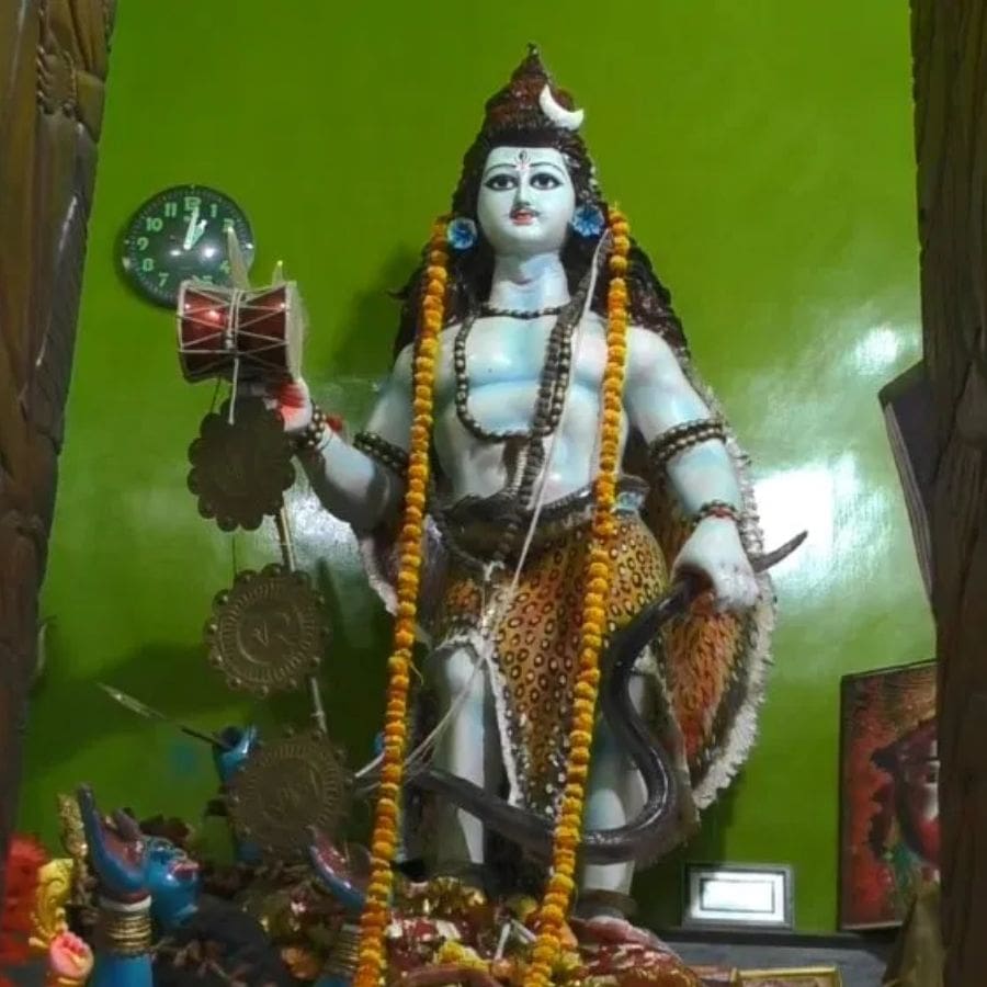 তবে এমন পূর্ণাঙ্গ মূর্তি আছে মধ্যমগ্রামেই।   (এই প্রতিবেদনটি ‘আনন্দ উৎসব’ ফিচারের একটি অংশ।)