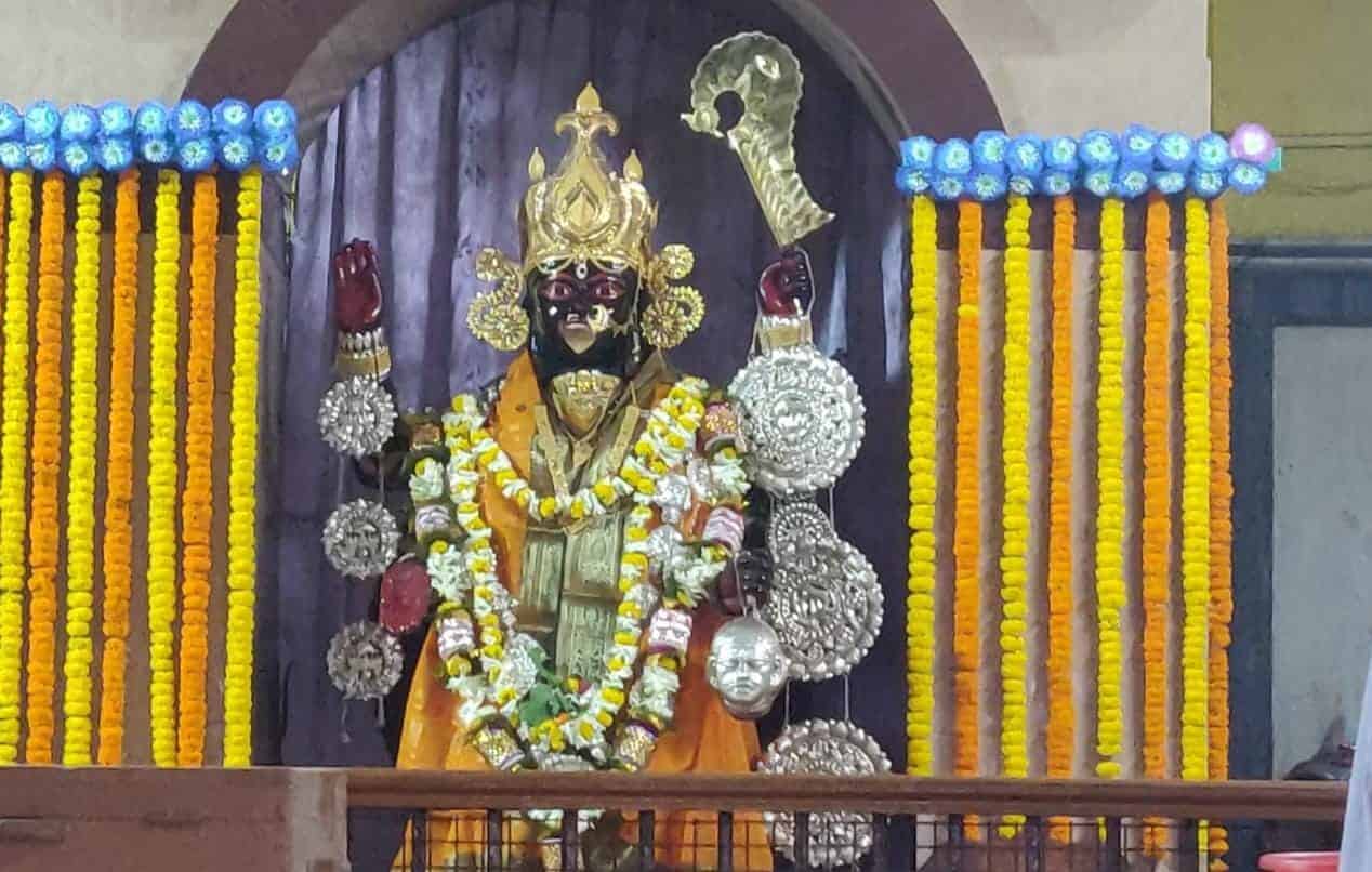 দেবীর ঘটটিকে ধূপ দেখিয়ে আরাধনা করতেন ভক্তরা। পরে নির্মিত হয় দেবীর মন্দির। তাও খড়ের চাল দিয়ে। 