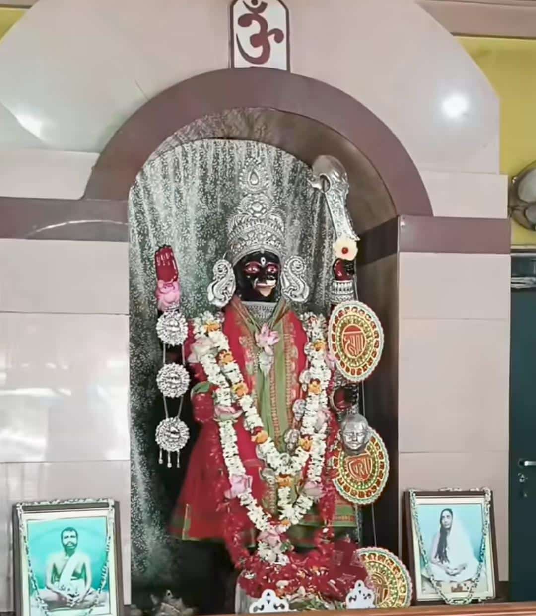 বলা হয়, সারা পশ্চিমবঙ্গে মাত্র দু’টি বিগ্রহ রয়েছে কষ্টিপাথরের। এর মধ্যেই একটি হল এই মেদিনীপুরের দেবী দক্ষিণা কালীর। 