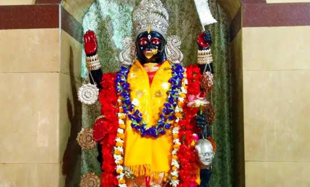 প্রতিদিন ভোর পাঁচটার সময়ে মঙ্গল আরতি হয় দেবীর। 