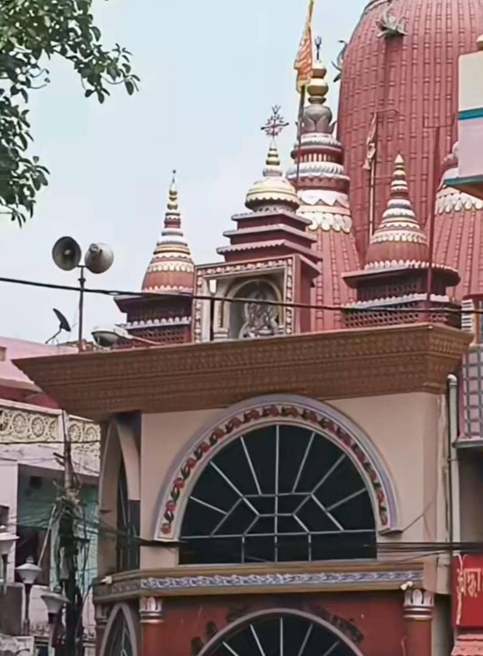 তার পরে আবার সকাল আটটার সময়ে খোলা হয় মন্দির এবং পুজো-অর্চনার পর ১২টায় বন্ধ হয়ে যায় মুখ্যদ্বার।  (এই প্রতিবেদনটি ‘আনন্দ উৎসব’ ফিচারের একটি অংশ)।