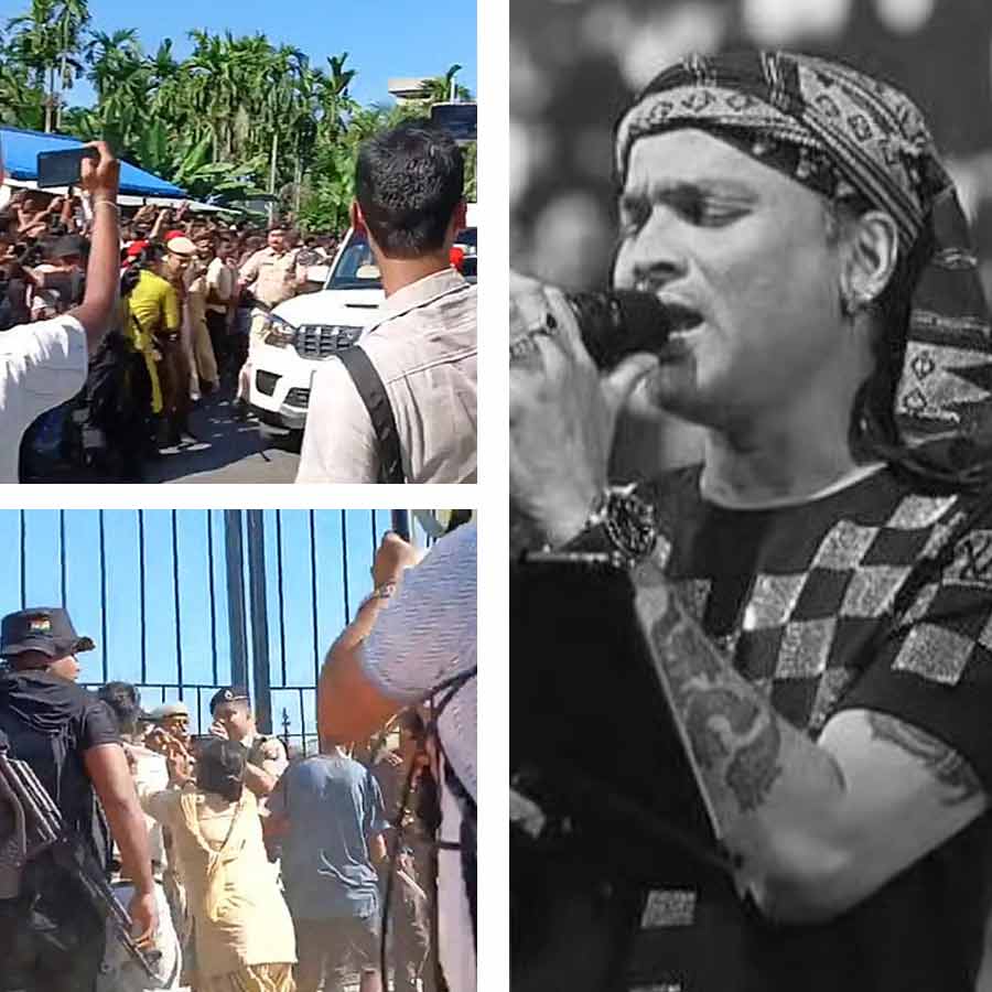 Zubeen Garg Death Case Fans Attack Police Convoy Carrying Accused To Assam Jail dgtl
