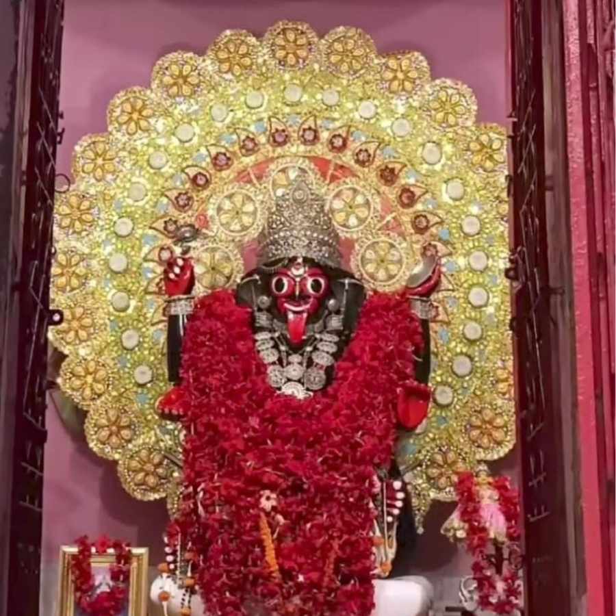 কালীপুজোর মুখে নবদ্বীপের পোড়ামাতলা মন্দিরে ভিড় বাড়ছে দিন দিন।