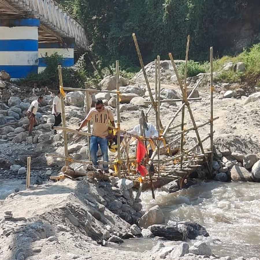 Locals build their own bamboo bridge As bridge collapses dgtld