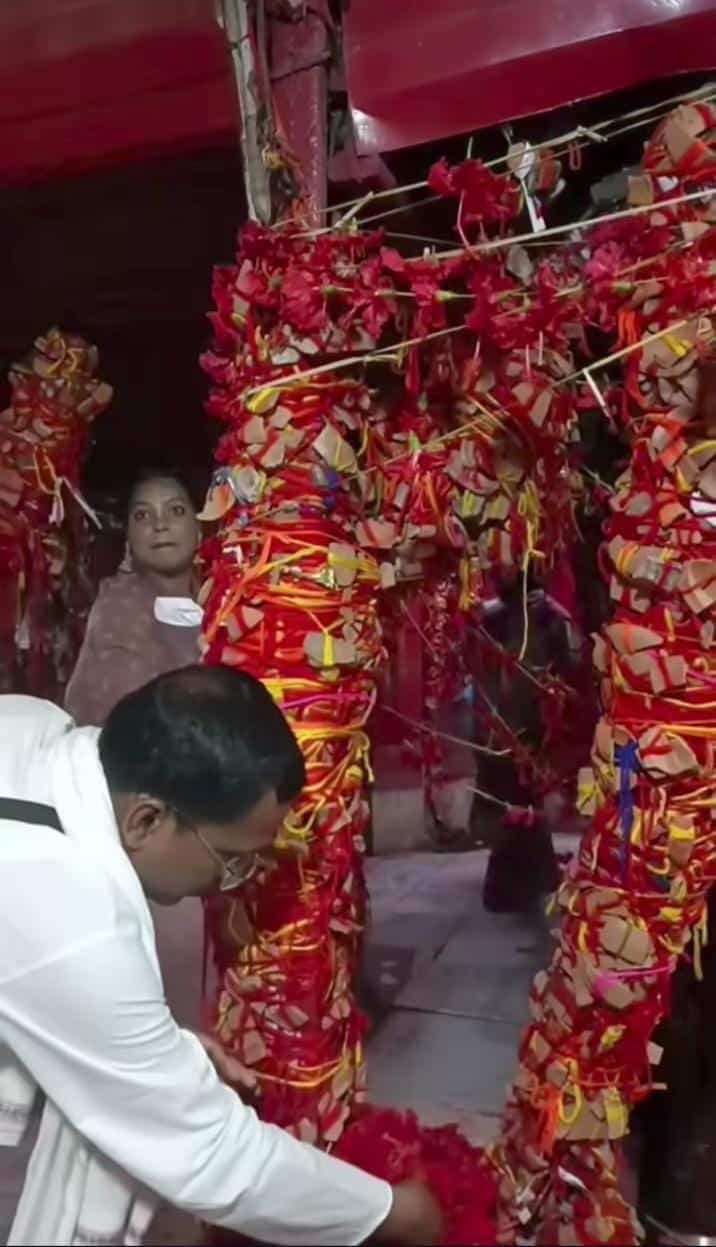 মন্দিরের এই প্রাচীন বটগাছ আর তাতে বাঁধা অজস্র মানতের সুতো দেখে অনেকেই বিস্মিত হন। প্রতিটি সুতোয় যেন হাজারো মানুষের আশা আর প্রার্থনা জড়িয়ে আছে।