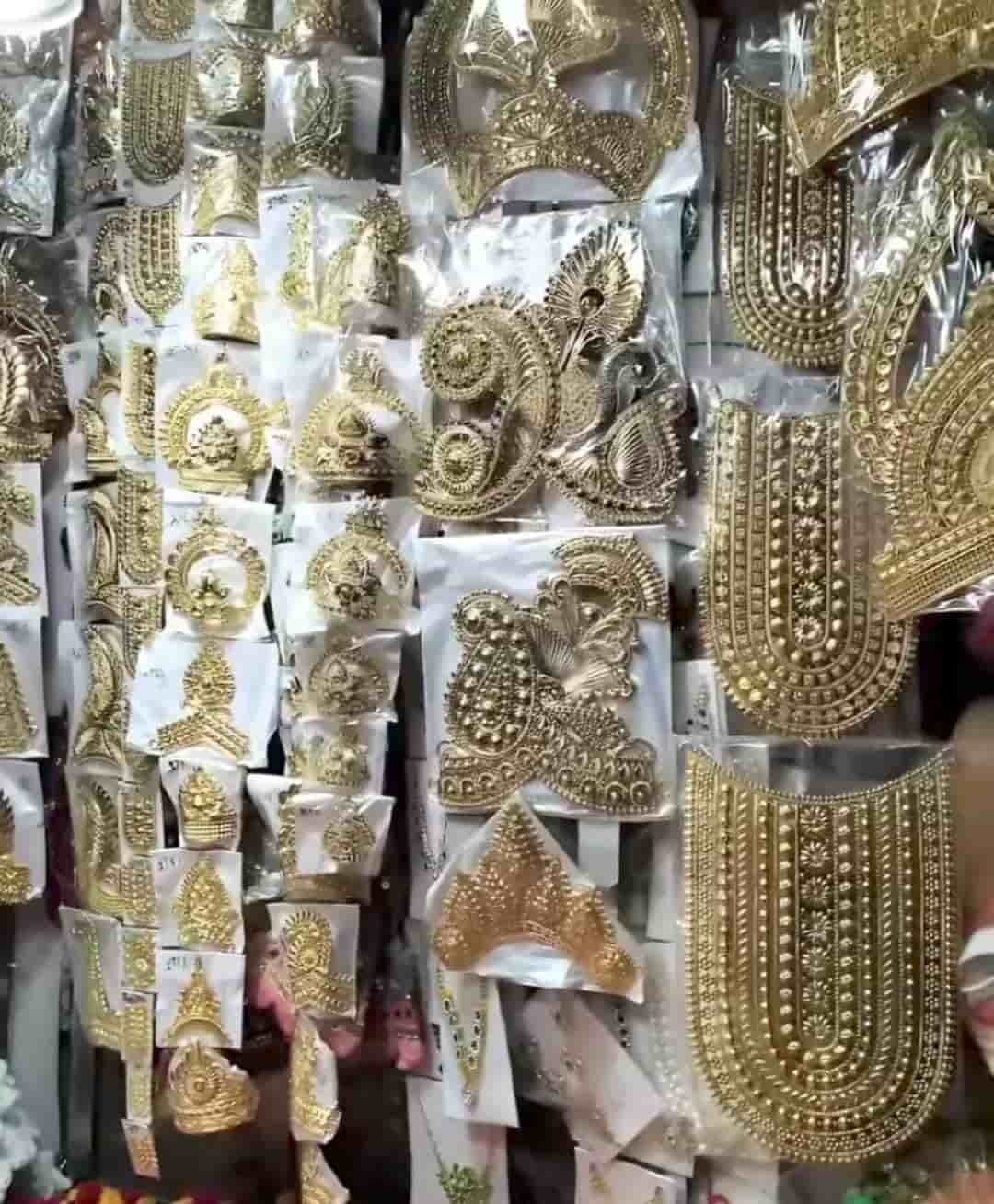 মন্দির চত্বরে ঢুকতেই চোখে পড়ে ছোট-বড় অনেক দোকান। সেখানে পাওয়া যায় দেবীর জন্য গয়না, পুজোর ফুল, নৈবেদ্য আর প্রসাদ।