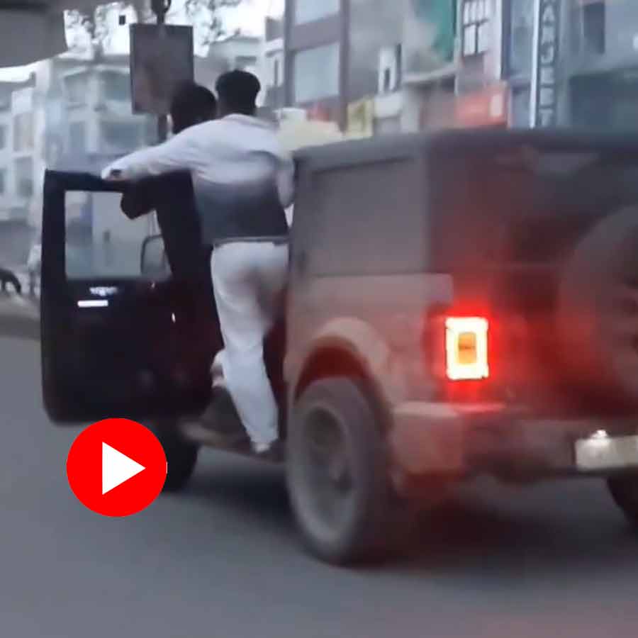 Video of Delhi men attempting stunt in Thar, later it crashed into electric pole goes viral dgtl