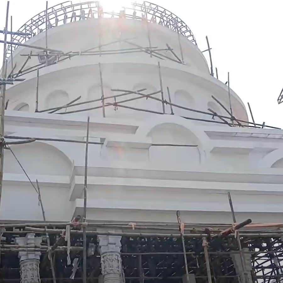 গত ২৭ জুলাই বিভিন্ন সামাজিক কর্মসূচির সঙ্গে এক বর্ণাঢ্য শোভাযাত্রার মাধ্যমে খুঁটি পুজোর কাজ শেষ করে উৎসবের ঢাকে কাঠি পড়েছিল। তারপর থেকে প্রস্তুতি চলেছে জোর কদমে।