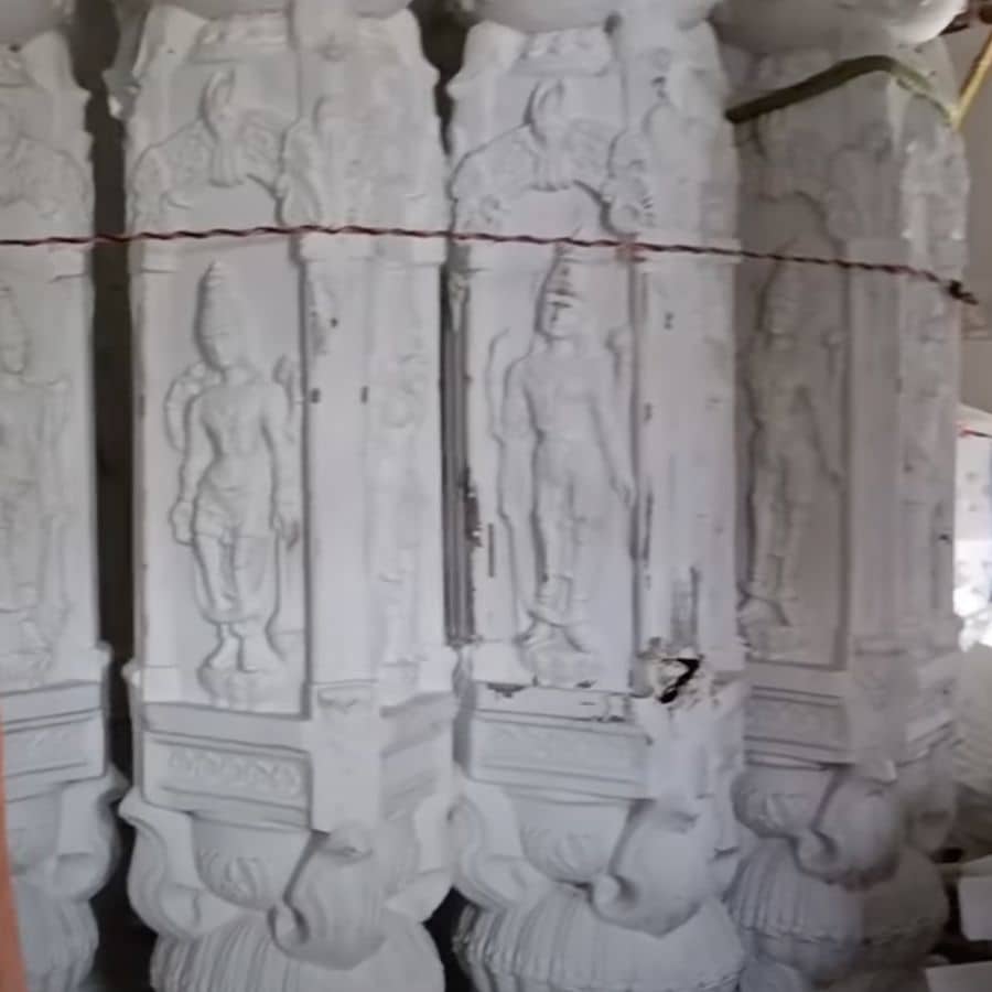 এ বারের থিম – ইসকনের মায়াপুরের চন্দ্রোদয় মন্দির। মঞ্চসজ্জায় সেই মন্দিরের স্থাপত্য ফুটিয়ে তোলার কাজ অনেকটাই এগিয়ে গিয়েছে। 