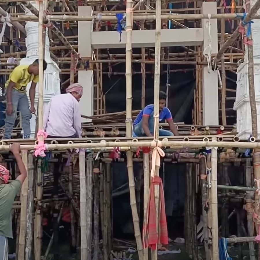 মণ্ডপের প্রবেশদ্বারটি নির্দিষ্ট জায়গায় তৈরি হয়ে নজর কাড়বে বলে আশা করা যাচ্ছে।