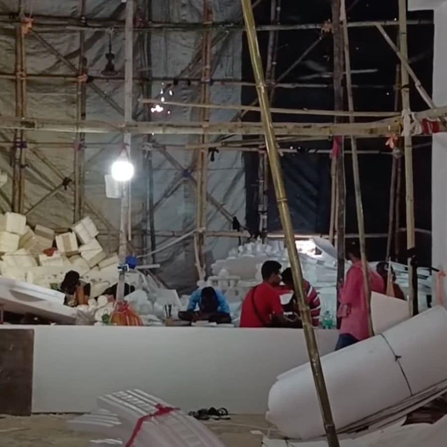 পূর্ব মেদিনীপুরের শিল্পী চন্দন রায় এই অভিনব প্রতিমা তৈরি করছেন।