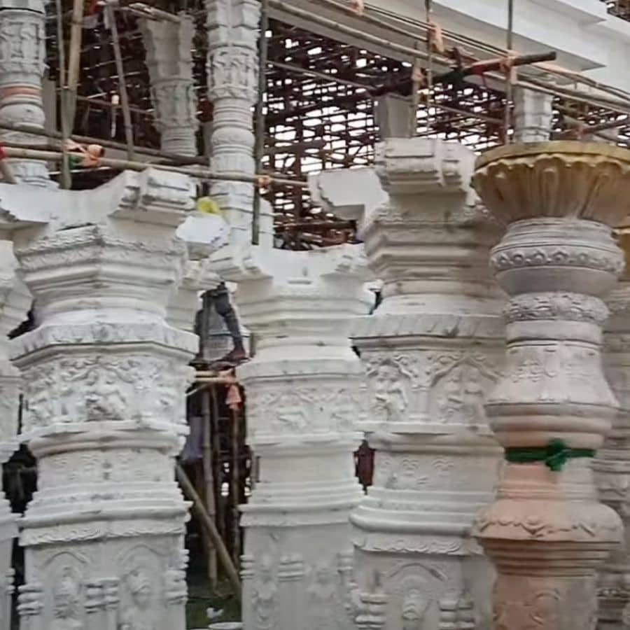 আলোর খেলায় মণ্ডপকে আলোকিত করার দায়িত্বে রয়েছে চন্দননগরের ত্রিনাথ ইলেকট্রিক। তাদের আলোকসজ্জা ধূপগুড়ির রাতের আকাশকে আরও উজ্জ্বল করে তুলবে।