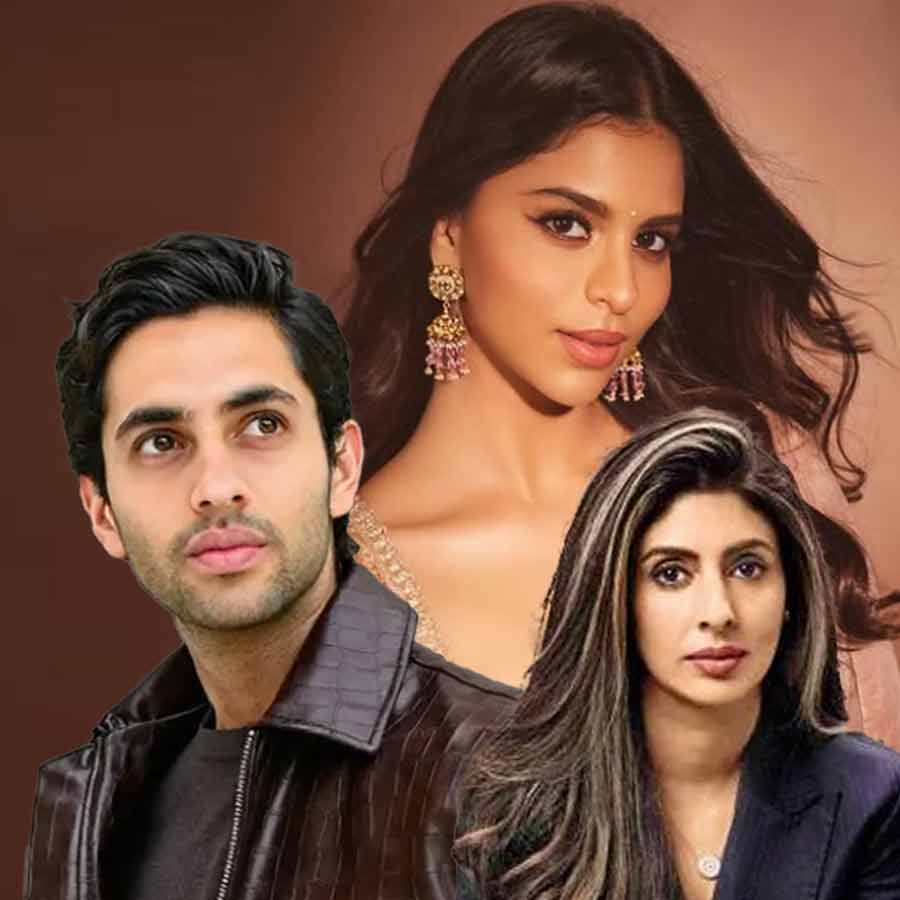 Suhana Khan Agastya Nanda groove together Mom Shweta Bachchan join Dance floor
