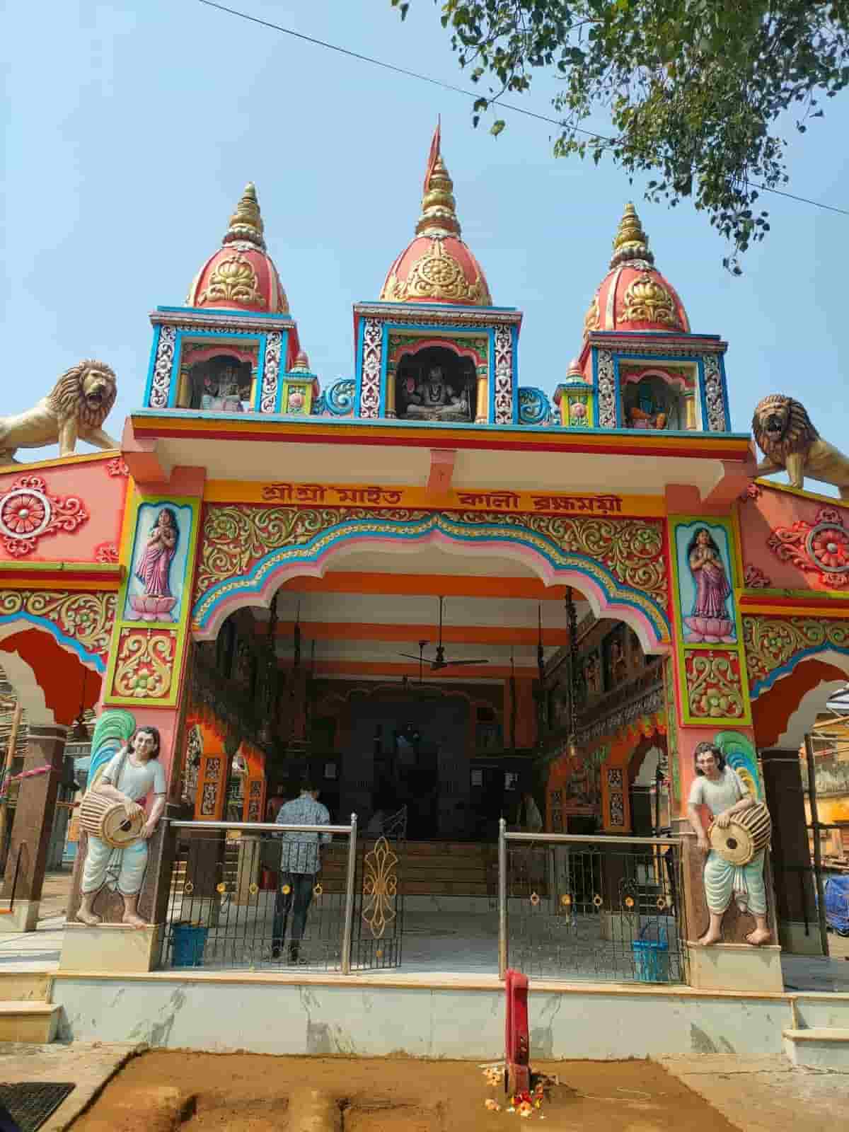 দিনের বেলাতেই এই অঞ্চলে কেউ আসত না। শুনশান এই জায়গায় মানুষ একা আসতে ভয় পেত। 