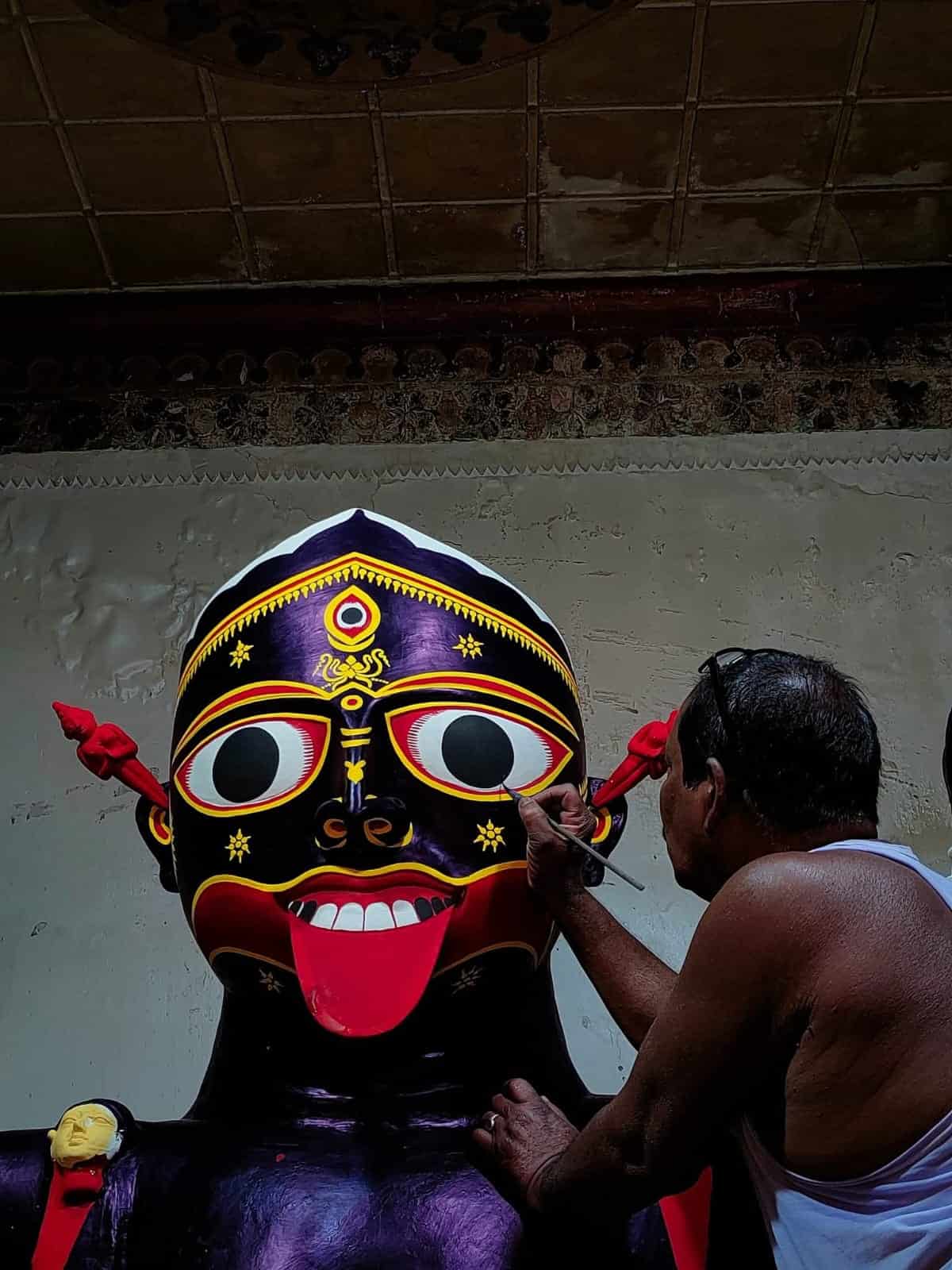 তবে সে দিন সন্ধ্যায় অন্যান্য দিনের মতোই বৃদ্ধ সেবায়েত সন্ধ্যারতি করতে গিয়েছিলেন। 