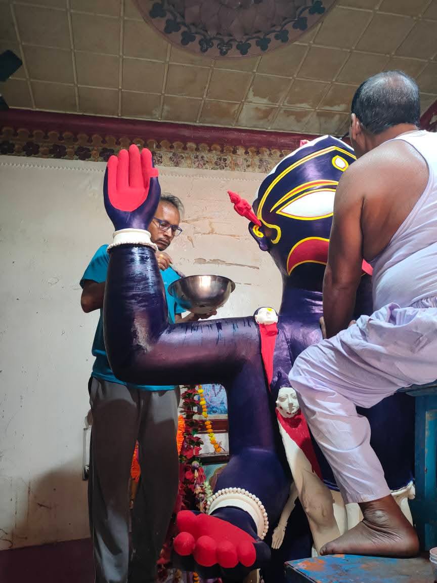 কিন্তু শূন্যেই খাঁড়া আটকে যায়। দৃষ্টি হারান তিনি। সবটা বুঝতে পারেন বৃদ্ধ সেবায়েত। 