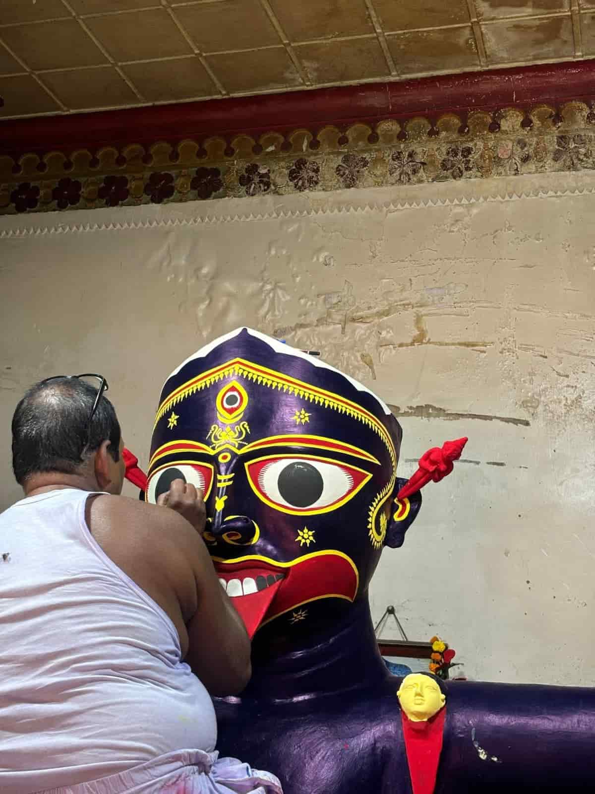 তিনি যখন প্রদীপ ঘরের সামনে রেখে তিনি যখন হাঁড়িকাঠ প্রণাম করছিলেন তখন বর্গি সর্দার ভাস্কর পন্ডিত তাঁকে বলি দিতে যান। 